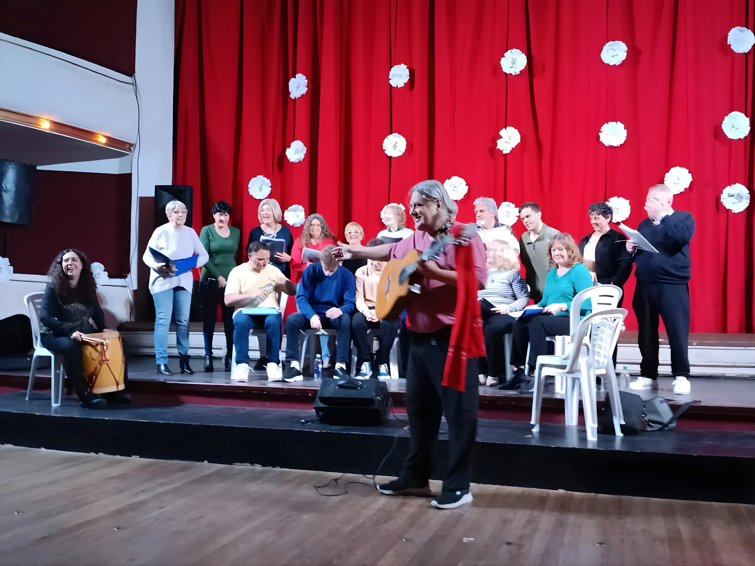 Integrantes del coro interpretando una pieza musical